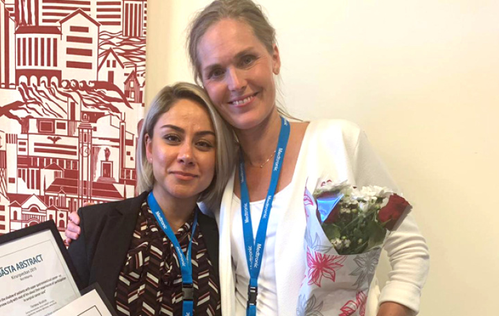 Farzana Ibrahim och Jenny Drott mottar stipendiet för Bästa Abstract 2019.