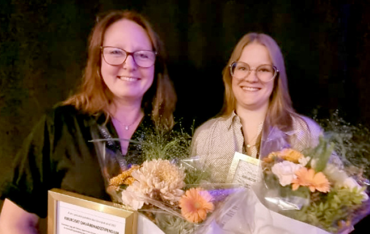 Pernilla Lindqvist och Kia Pitkämäki, vinnare av Kirurgiskt omvårdnadsstipendium 2022 och Årets specialistsjuksköterskor i kirurgisk vård 2022.