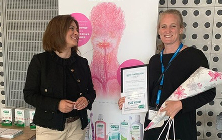 Leyla Soltani (t.v.) från GUM delar ut stipendiet för Bästa Fria föredrag till Tina Gustavell (t.h.) under Kirurgiveckan 2019.